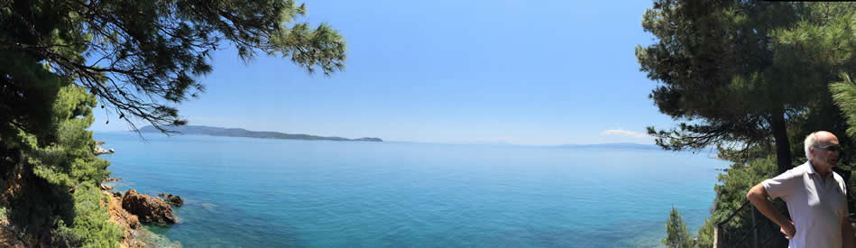 KATIGIORGIS, vue sur l 'île de SKIATOS, à droite l'île d'Eubée ( EUBOEA )